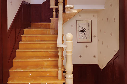青岛中式别墅室内汉白玉石楼梯的定制安装装饰效果