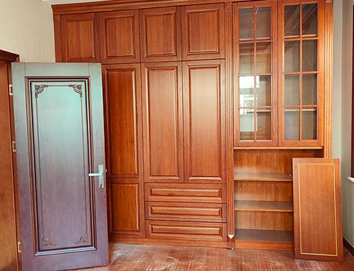 青岛中式家庭装修里定制的实木衣柜效果图